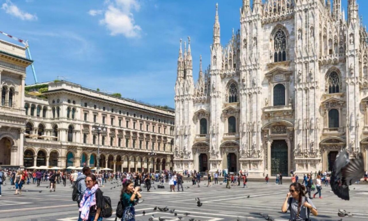 San Babila Apartment | 3-BEDROOM DESIGNER APARTMENT IN THE HEART OF MILAN – WALK TO DUOMO & SAN BABILA
