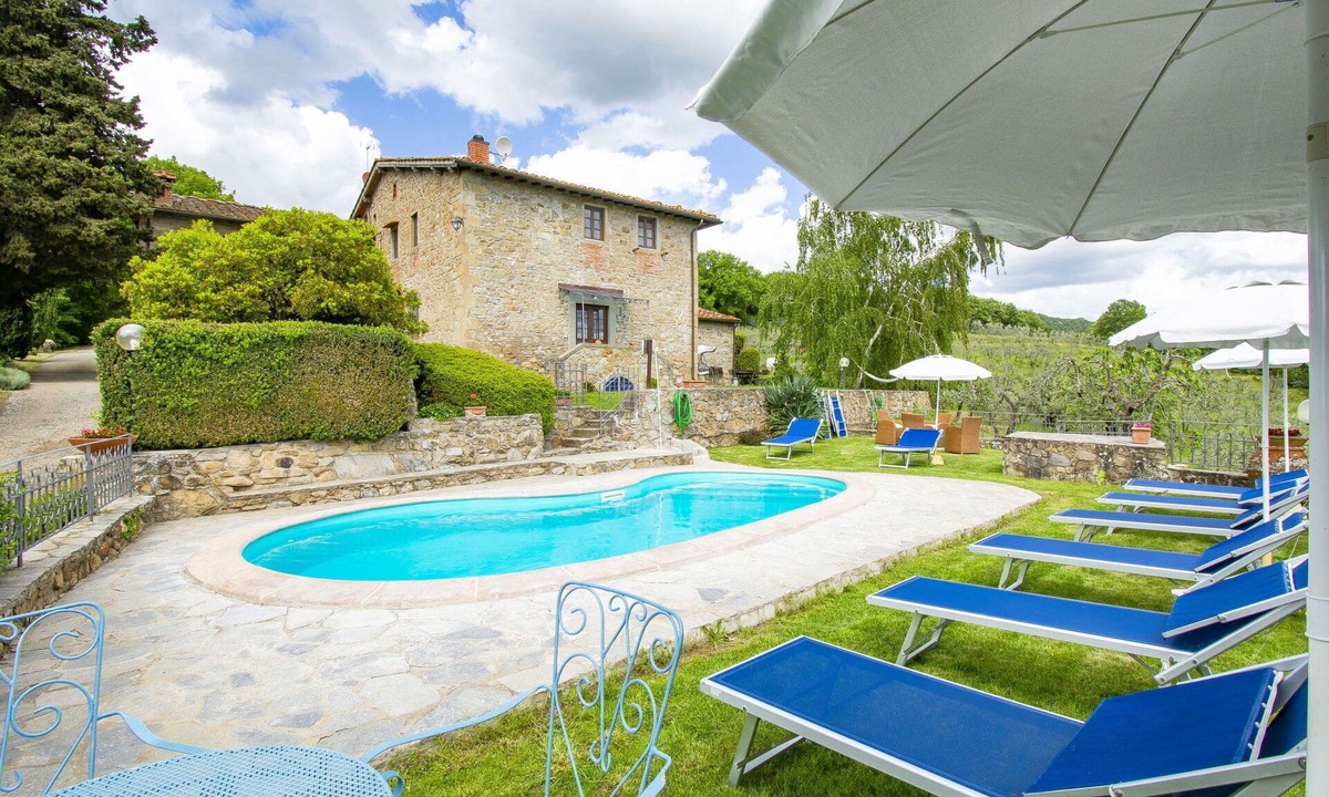 Loro Ciuffenna Villa | Beautiful apartment in villa for 6 guests with WIFI, pool and terrace