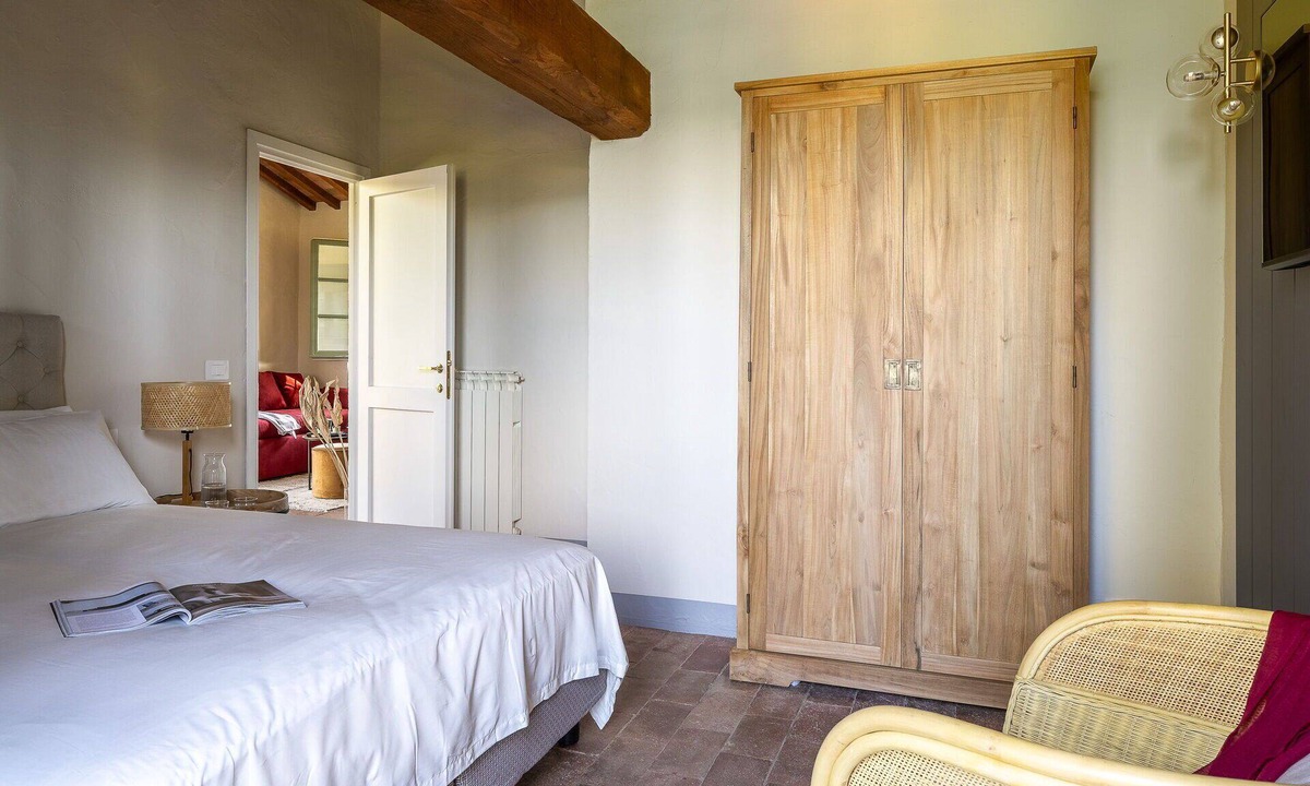 Tavarnelle Val di Pesa Villa | Cosy apartment in villa with WIFI, pool, patio and panoramic view, close to Greve In Chianti