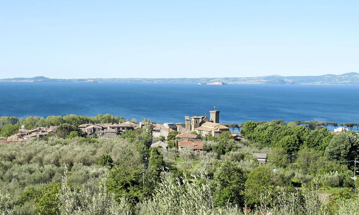 Montefiascone Villa | Cosy apartment in villa with pool, A/C, hot tub, WIFI, TV, patio, pets allowed and panoramic view