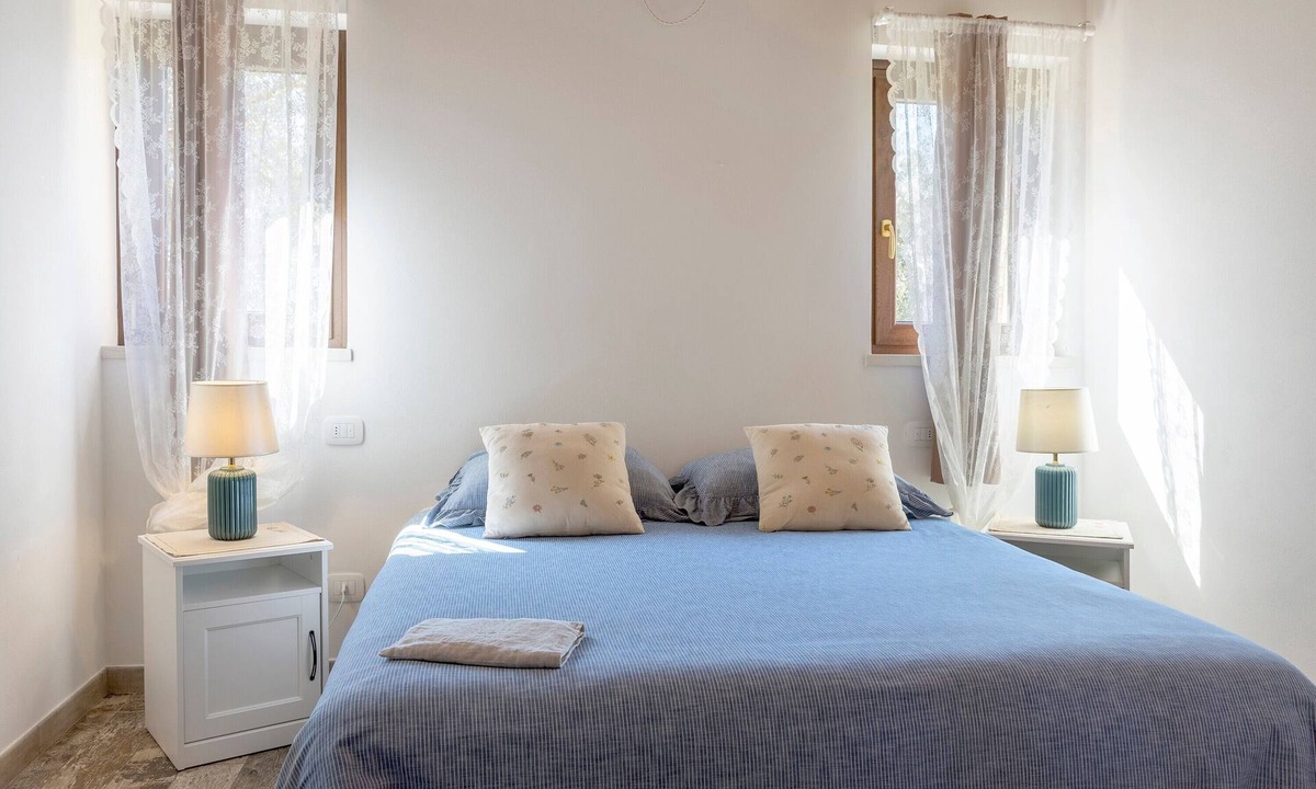 Cavaion Veronese Apartment | Double Room '2' with Shared Pool, Wi-Fi, and Air Conditioning