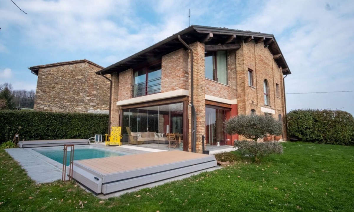 Sariano Villa | GuestHost - A modern and welcoming 165 square meters villa, perfect for six people. The property is a renovated barn and enjoys excellent views of the Piacenza hills and the city of Piacenza.Guests can enjoy a relaxing and peaceful stay, typical of this