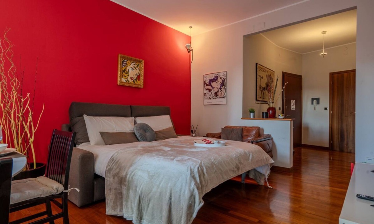 Casoretto Apartment | GuestHost - Between Lambrate and Città Studi, Pop Art is a modern and unique two-room apartment, renovated and stylishly furnished for your stay in Milan. Bright and spacious, it features a beautiful kitchen, a double bedroom, a living room with books,