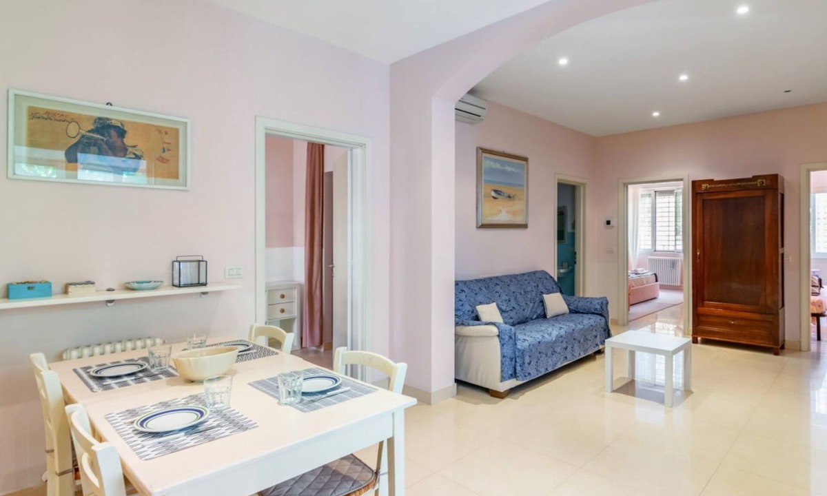 Marina Centro Apartment | GuestHost - Comfortable apartment located on the ground floor of a renovated building.In 110 m2 of space, it comfortably accommodates 4 people with two double bedrooms and two bathrooms.Possibility to park for free inside the property, in the courtyard (
