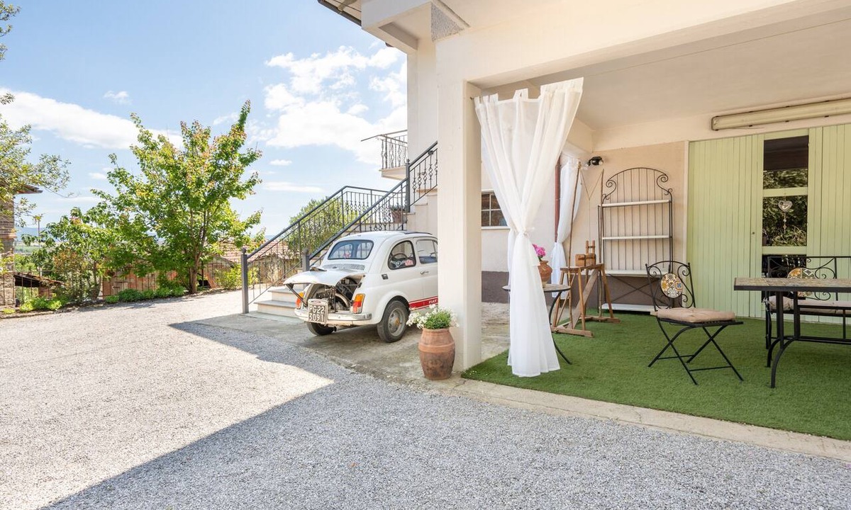 Monte San Savino House | Holiday Home 'Casa Corniolo' with Mountain View, Private Terrace and Balcony