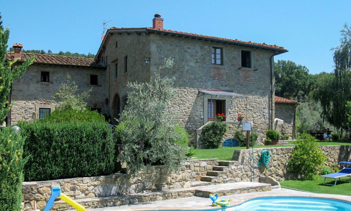 Loro Ciuffenna Villa | Lovely apartment in villa for 4 people with WIFI, pool