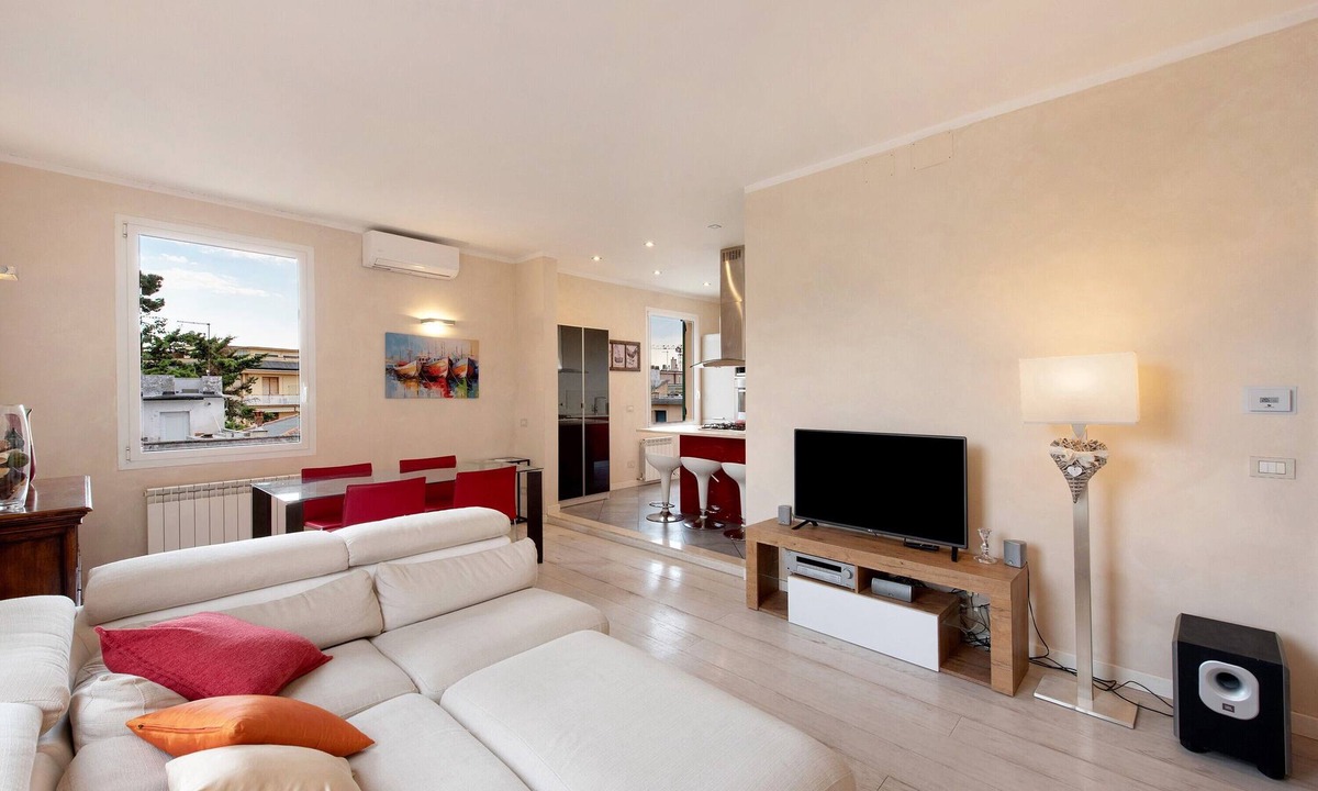 Quarto dei Mille Apartment | Luce Chiara Home with Private Garden, Near Gaslini, Wi-Fi and Air Conditioning