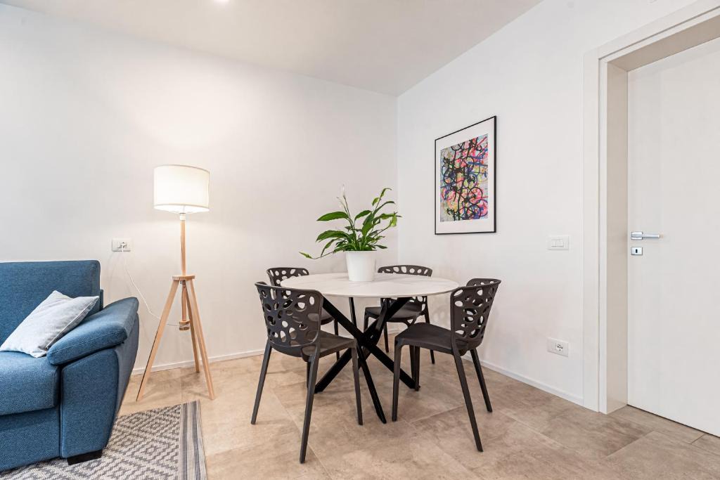 Historic Centre Apartment | Modern Apartment in Villa with Garden - Easy Parking