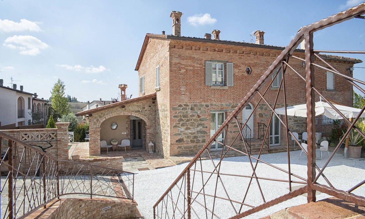 Badicorte House | Modern design farmhouse with wonderful swimming pool, located in a small town
