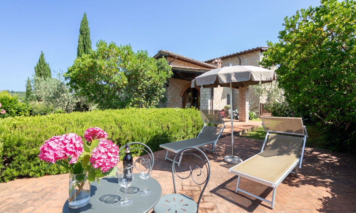 Gaiole in Chianti House | Nice apartment in villa for 2 people with WIFI, A/C, pool, TV and pets allowed