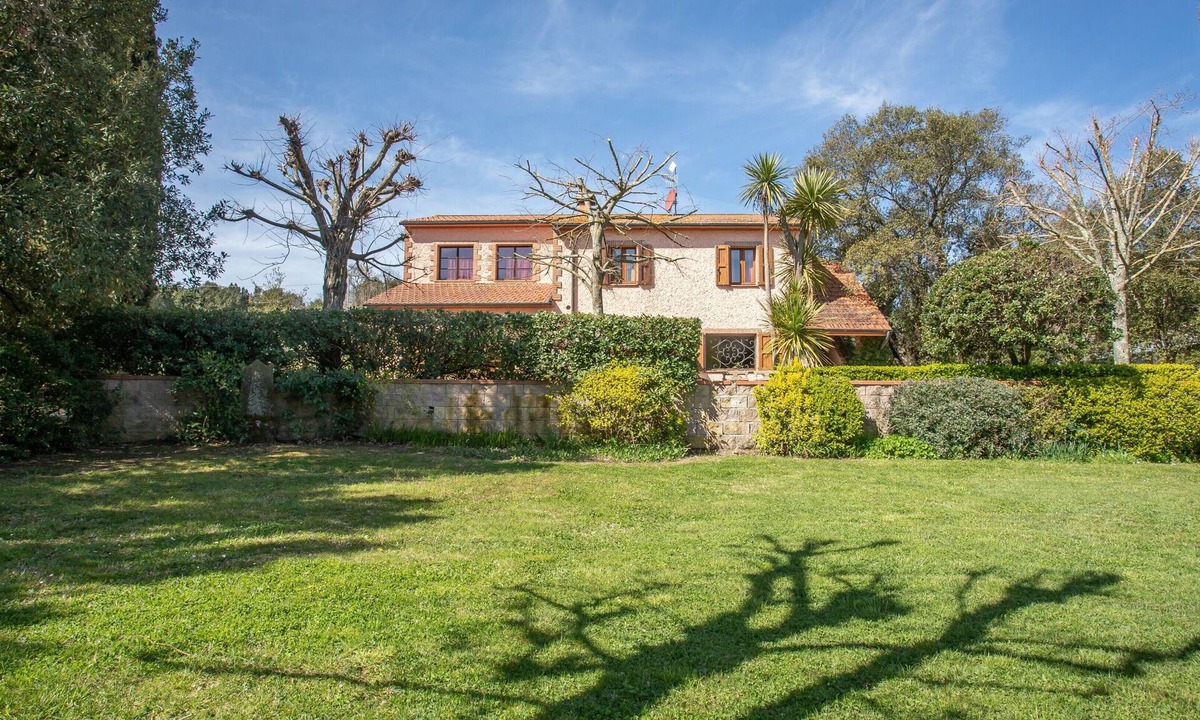 Roccastrada Villa | Pet-Friendly Finca Olivos with Mountain View, Pool, Garden & Wi-Fi