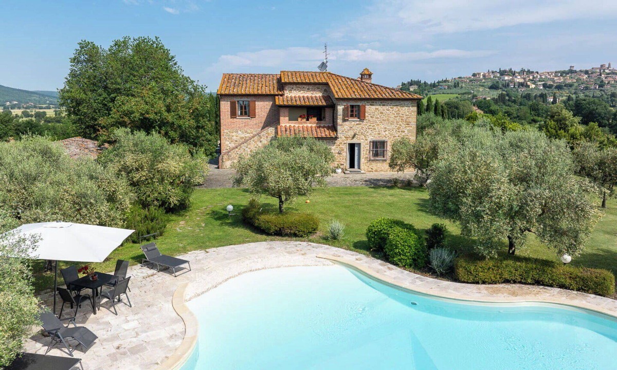 Lucignano Villa | Private Villa with hot tub, private pool, WIFI, balcony, pets allowed, close to Montepulciano