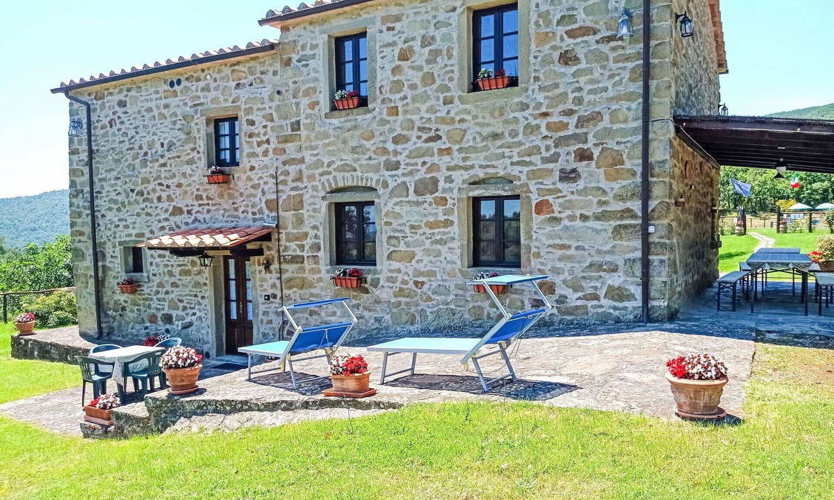 Pieve di Chio Villa | Stunning private villa for 8 people with private pool, WIFI, patio and pets allowed