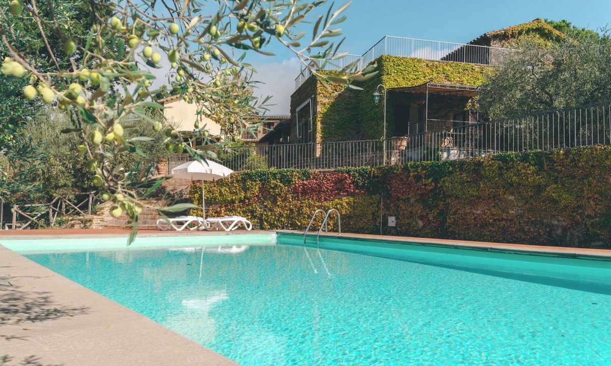 Valfabbrica Villa | Stunning villa for 7 people with WIFI, pool, TV and terrace, close to Assisi