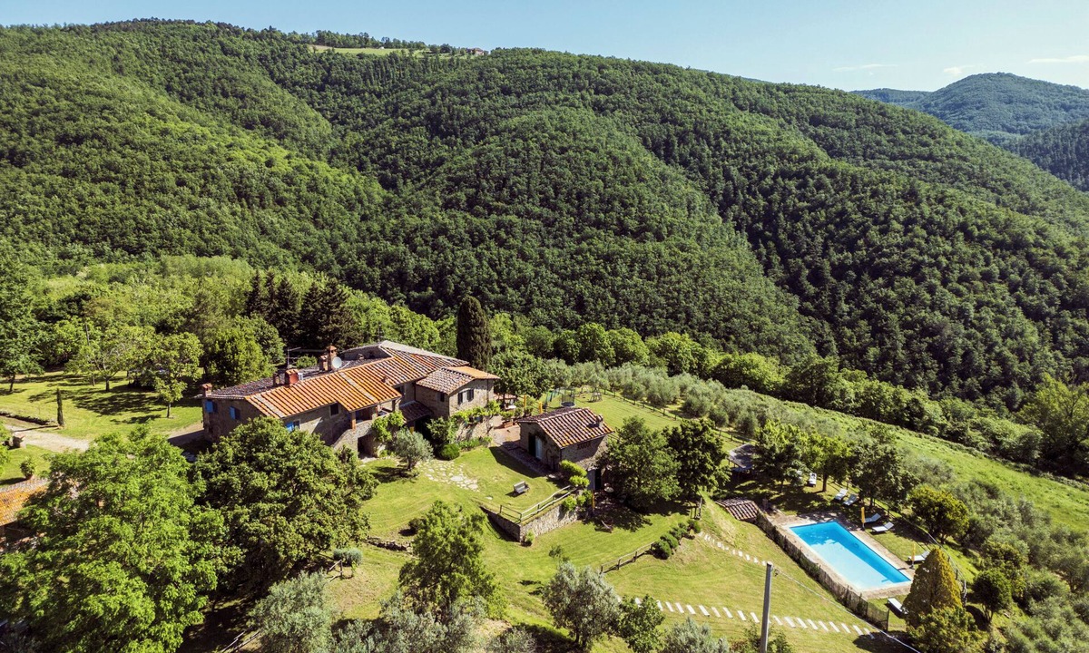Greve in Chianti Apartment | The Barn apartment in farmhouse with swimming pool surrounded by greenery