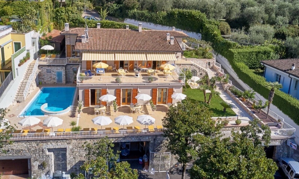 Malcesine Apartment | Three-room apartment. 50 sqm - 2nd floor - terrace overlooking the lake - swimming pool - garden - garage