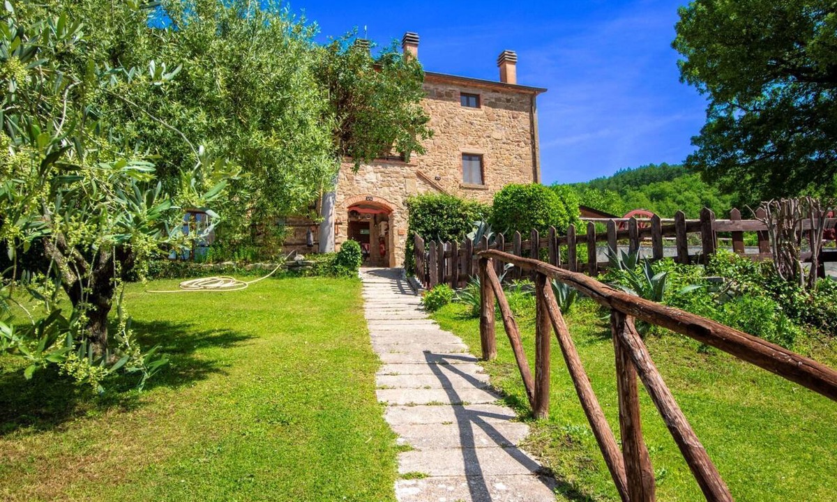 Bivio Lugnano Villa | Typical stone farmhouse with private pool and tennis court. Located on the border between Tuscany an
