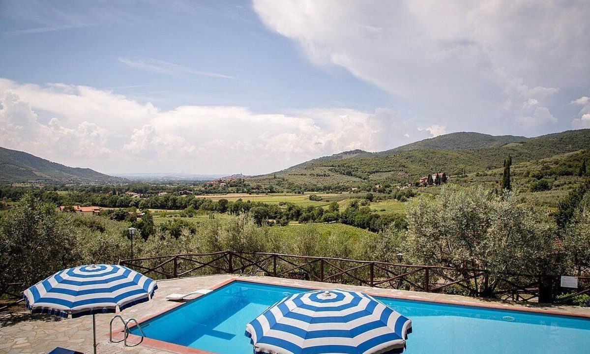 Pieve di Chio House | Villa Angelisa B: A characteristic and welcoming apartment surrounded by meadows and by green hills, with Free WI-FI.