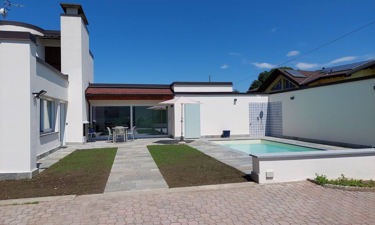 Cadrezzate House | Villa Johanna with a wonderful view, in a quiet location, with a pool (saltwater) and a garden