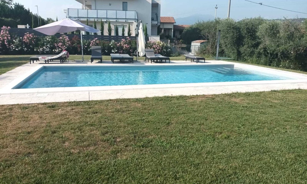Cisano Apartment | Villa Manzoni Apt 2, Villa Manzoni APT 2 - appartamento in villa con piscina