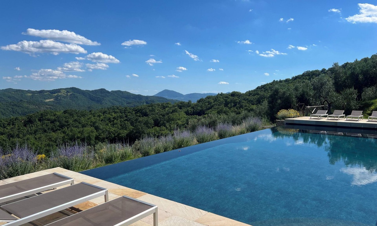 Montone Villa | Villa on Umbria Tuscany border, sleeps 12, stunning infinity pool superb views,