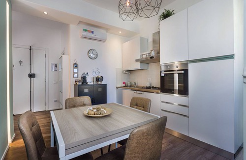 Miramare Apartment | [4 Spaces] Parking, Ocean View, 50m from the Beach, Air Conditioning