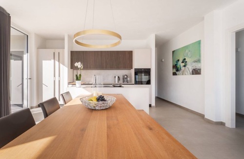 Tremosine Villa | A newly built, high-end villa featuring an infinity pool and stunning views over Lake Garda. Located just a short drive from Limone sul Garda, it offers elegant, bright interiors designed with great attention to detail. A spacious panoramic terrace, mode