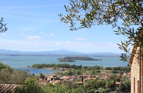Passignano sul Trasimeno Cottage | Apartment for 4/5 Persons, Amazing View on Trasimeno Lake