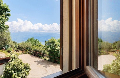Gaino Apartment | Apartment 'Camera Familiare Classic' with Lake View, Shared Garden and Wi-Fi