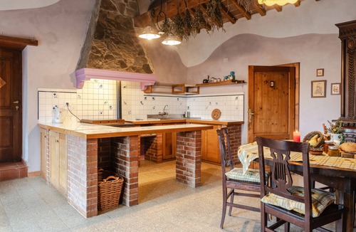 Gaiole in Chianti Apartment | Apartment 'Reggioli- Appartamento Erborista' with Mountain View, Shared Garden and Wi-Fi