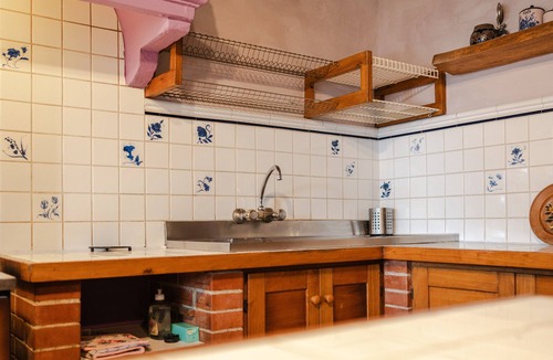 Gaiole in Chianti Apartment | Apartment 'Reggioli- Appartamento Erborista' with Mountain View, Shared Garden and Wi-Fi