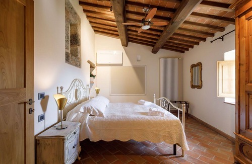 Monteriggioni House | Apartment with hot tub, sauna, private pool, WIFI, A/C, TV, patio, panoramic view, close to Siena
