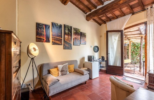 Vescovado Apartment | 'Arco - Antiche Dimore' with Shared Pool, Wi-Fi and Air Conditioning