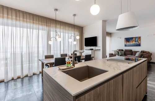 Cisano Apartment | “Bardolino Luxury – Penthouse” Apartment with Lake View, Hot Tub, and Private Pool