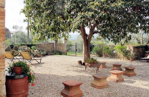 Simignano House | Beautiful apartment in villa for 2 people with pool, WIFI, terrace, pets allowed and panoramic v.
