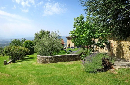 Loro Ciuffenna Villa | Beautiful apartment in villa for 6 guests with WIFI, pool and terrace