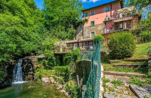 Loro Ciuffenna House | Beautiful private villa for 12 guests with private pool, WIFI, TV, terrace and pets allowed