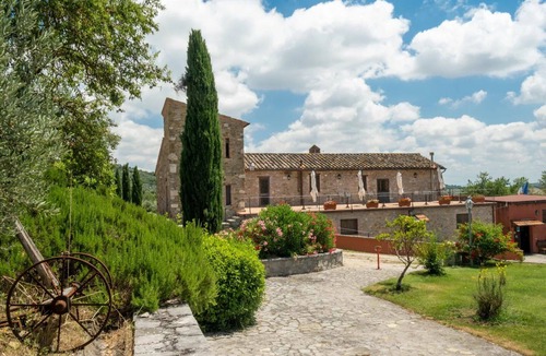 Agello Bed & Breakfast | Beautiful room for 2 people with WIFI, A/C, pool, TV, veranda and pets allowed, close to Perugia