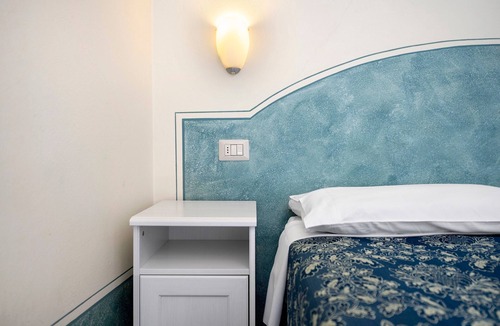Gaino Bed & Breakfast | Bed and Breakfast 'Giardini Di Corte - Standard' with Lake View, Wi-Fi and Air Conditioning