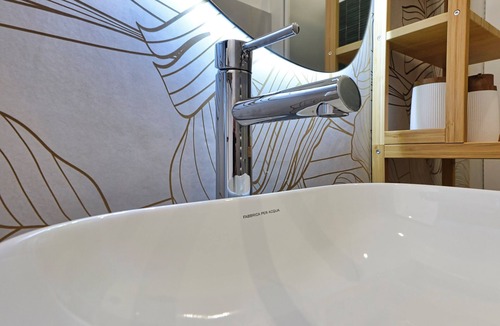 Rho House | BRAND NEW ROOM WITH PRIVATE BATHROOM, WIFI AND BALCONY
