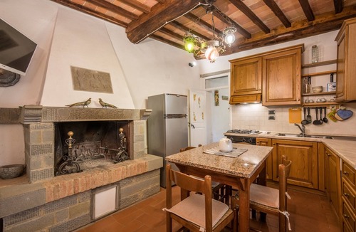 Rosennano Apartment | Casale Rosennano - Scuderie Apartment with Shared Garden and Wi-Fi