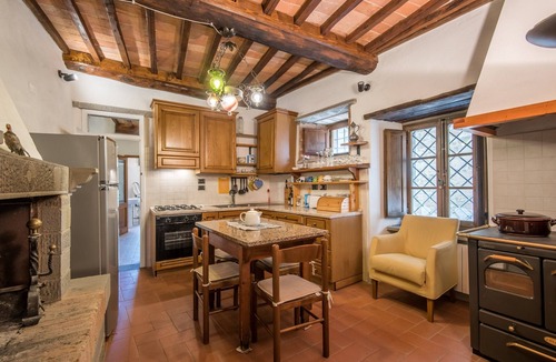 Rosennano Apartment | Casale Rosennano - Scuderie Apartment with Shared Garden and Wi-Fi