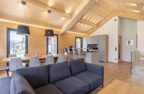 Haus im Ennstal Ski Chalet | Chalet with warm pool on terrace