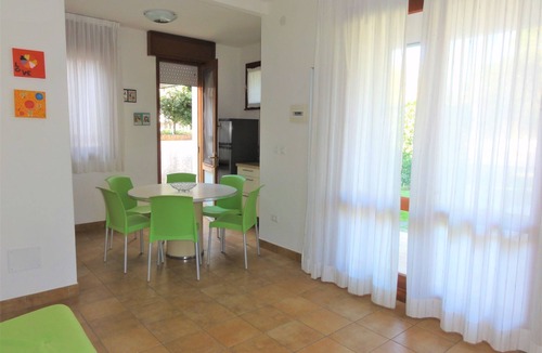 Bibione Pineda Villa | Comfy villa with fenced garden near the beach