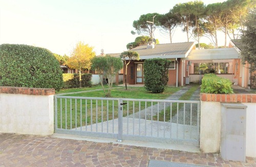 Bibione Pineda Villa | Comfy villa with fenced garden near the beach