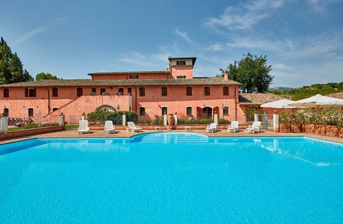 San Brizio Apartment | Cosy apartment for 4 people with pool, WIFI, TV and pets allowed, close to Spoleto