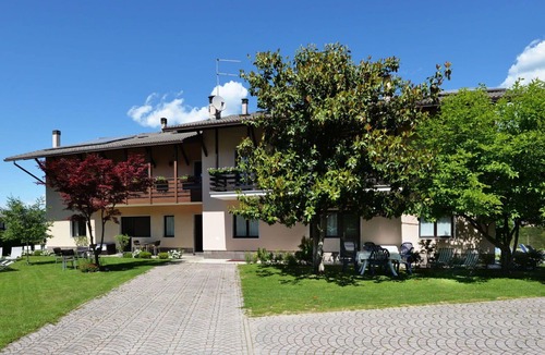 Caldonazzo Apartment | Cosy apartment for 6 people with WIFI, TV, patio, pets allowed and parking