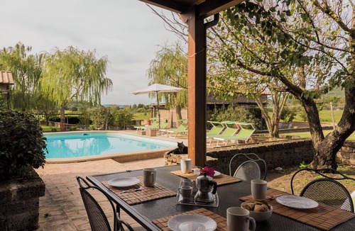 Montefiascone Villa | Cosy apartment in villa with pool, A/C, hot tub, WIFI, TV, patio, pets allowed and panoramic view