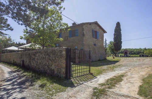 Monteriggioni Villa | Cosy apartment in villa for 4 guests with WIFI, pool, TV, patio, pets allowed and panoramic view