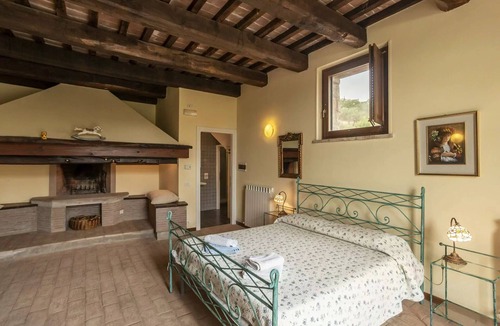 Agello Bed & Breakfast | Cosy room for 2 guests with WIFI, pool, A/C, TV and pets allowed, close to Perugia